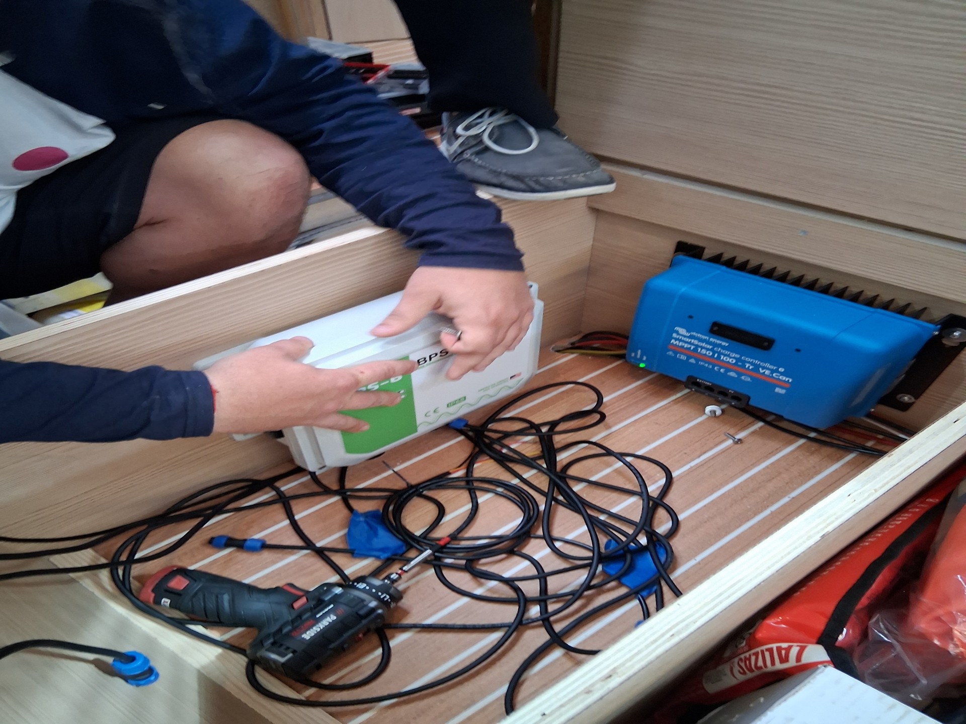 Il tecnico fissa la centralina BPS accanto al regolatore di carica a bordo