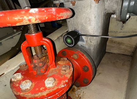 Trasduttore fissato in prossimità di una tubazione e di una valvola