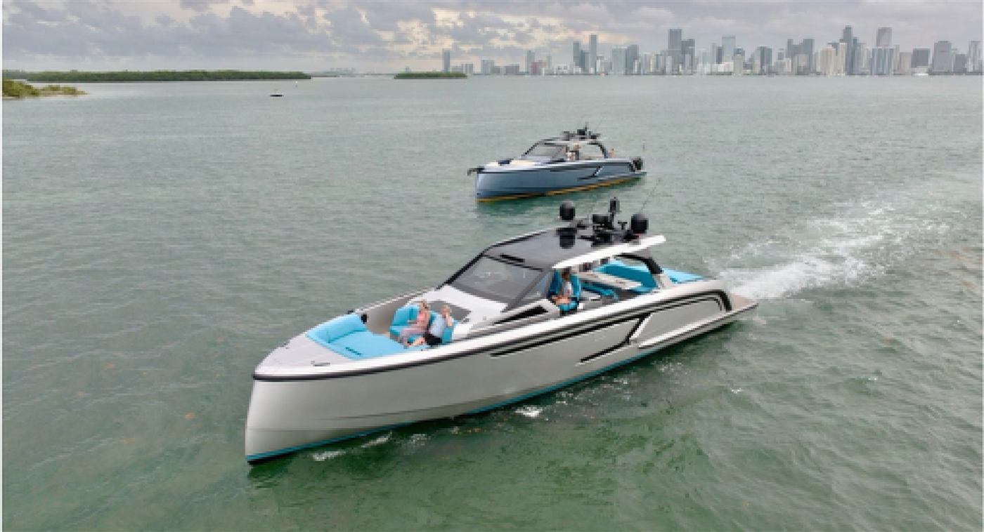 La Vanquish VQ55 naviga vicino a Fort Lauderdale, Florida
